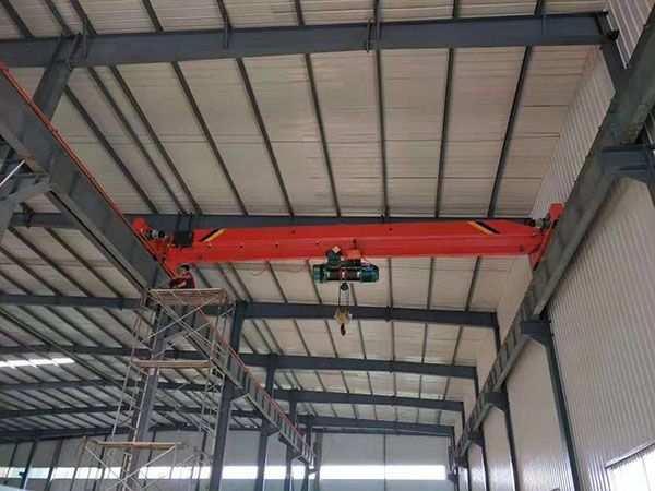 What are the characteristics of a cantilever single beam crane